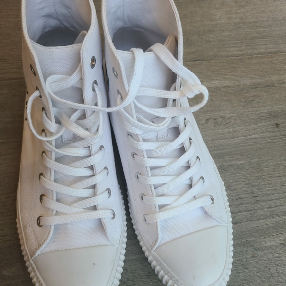 Calvin Klein - Picture 4 of 5